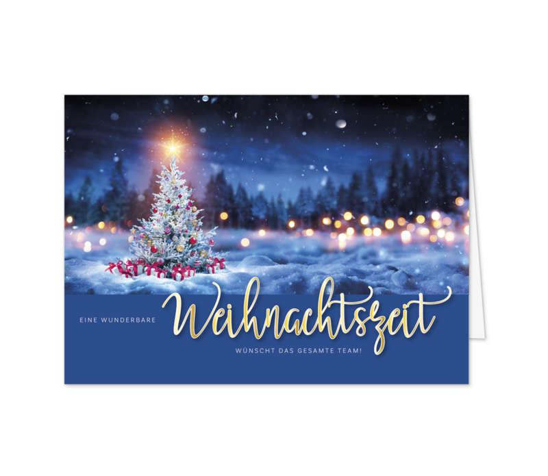 Festlicher Baum im Wald
