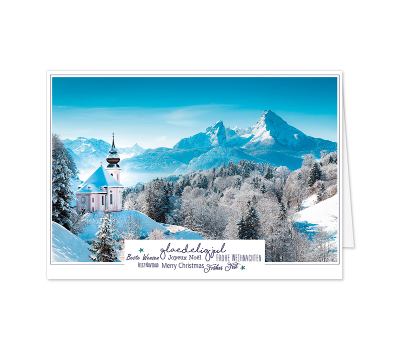 Winterliche Kapelle vor den Bergen