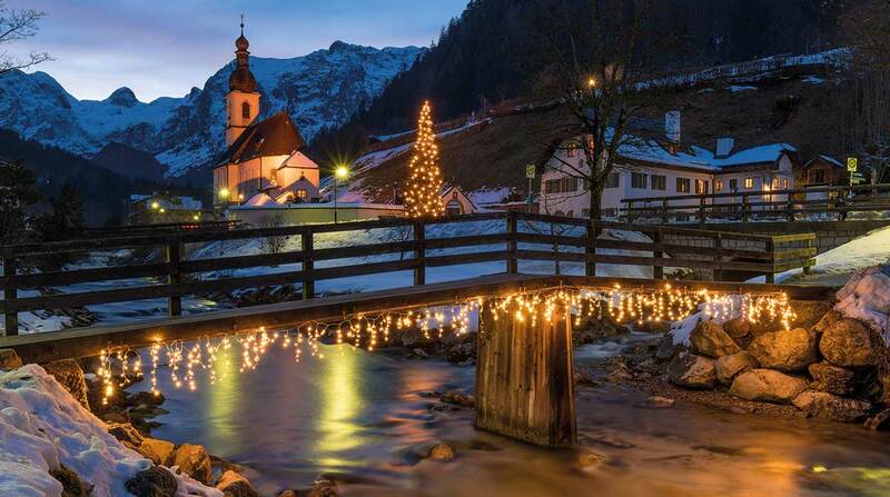 Weihnachtliche Brücke und Kirche